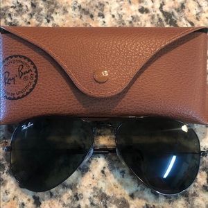 Black Ray-Ban Aviators